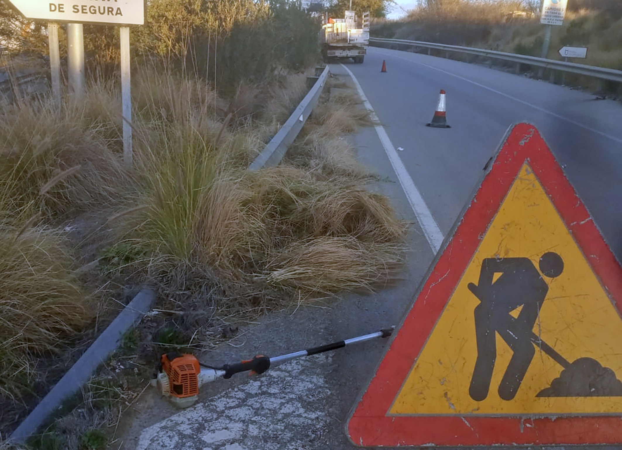 El Ayuntamiento de Las Torres de Cotillas realiza tareas de desbroce de cunetas y aceras de la carretera nacional 344
