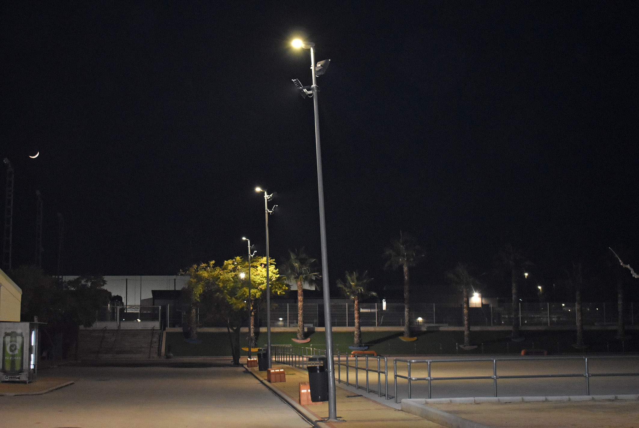 La zona de acceso del polideportivo municipal estrena iluminación LED de alta eficiencia