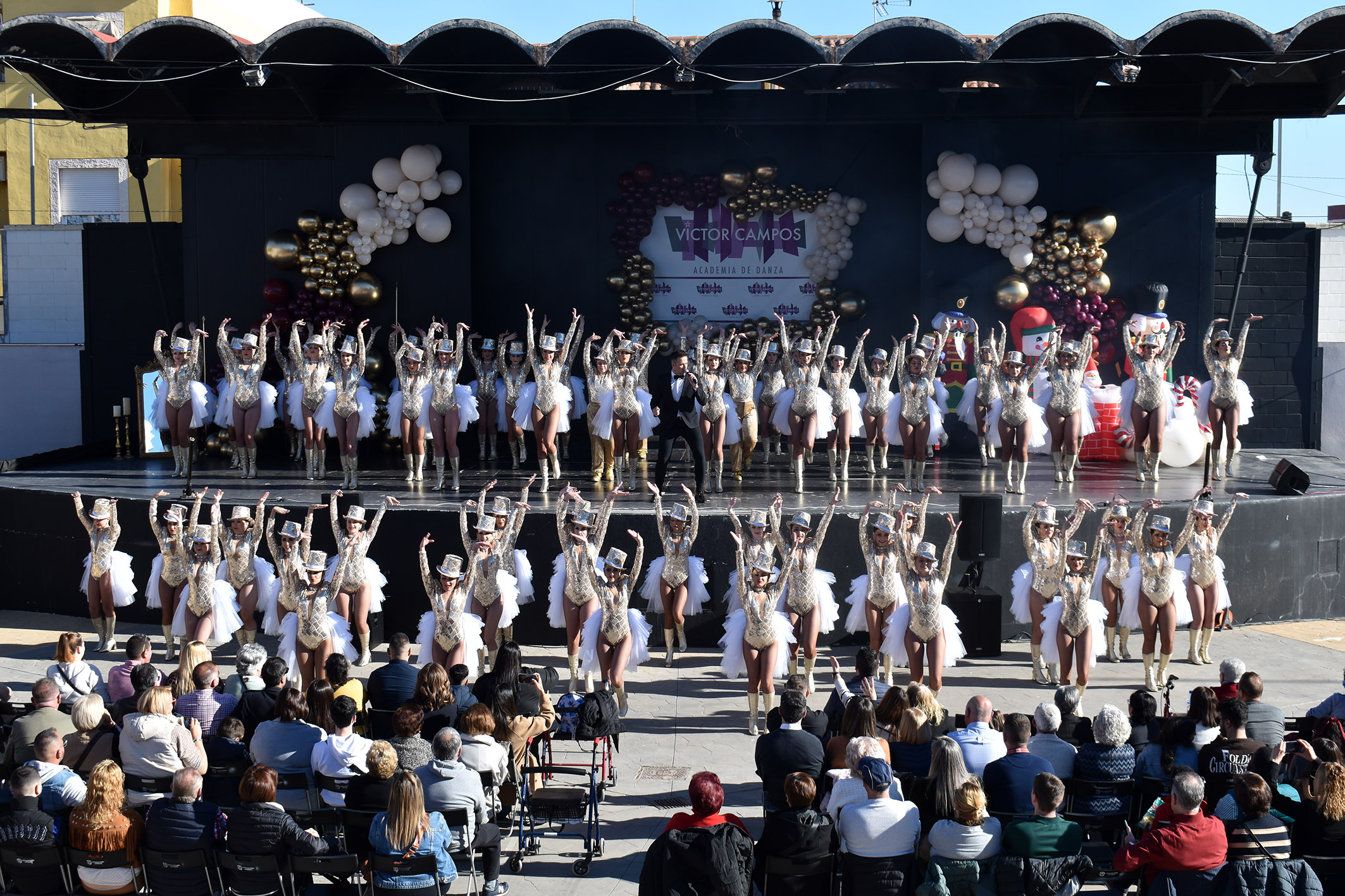 La academia de danza Víctor Campos triunfa con su VI Gala Benéfica Navideña