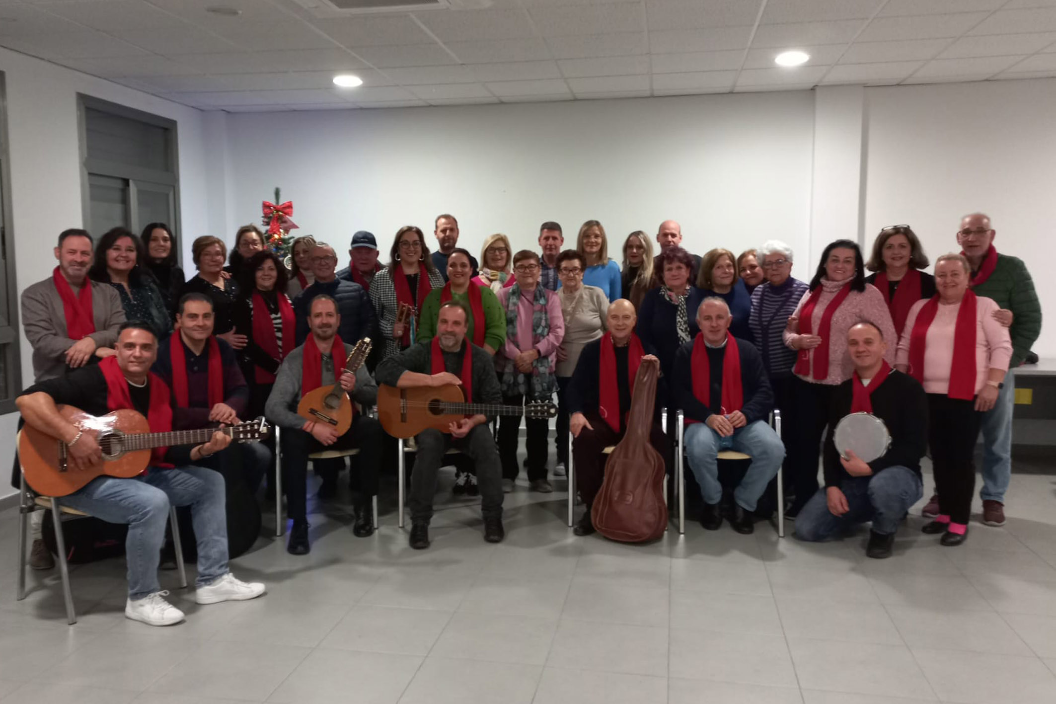 La peña L’Almazara protagoniza una exhibición de coplas y villancicos navideños en La Loma