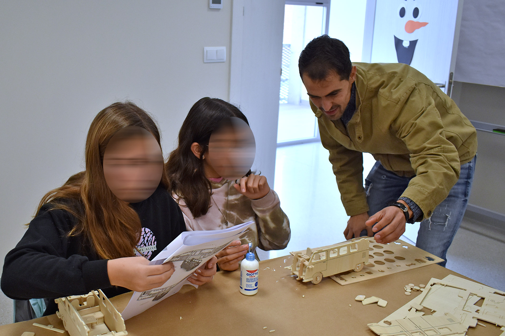 El Centro Intergeneracional acoge unos divertidos talleres de manualidades navideñas infantiles 