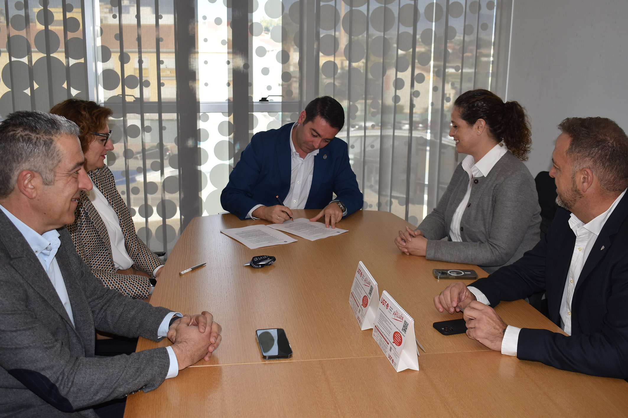 El Ayuntamiento torreño convenia con cinco grandes empresas para la ampliación de la EDAR de los polígonos industriales de la carretera de Mula