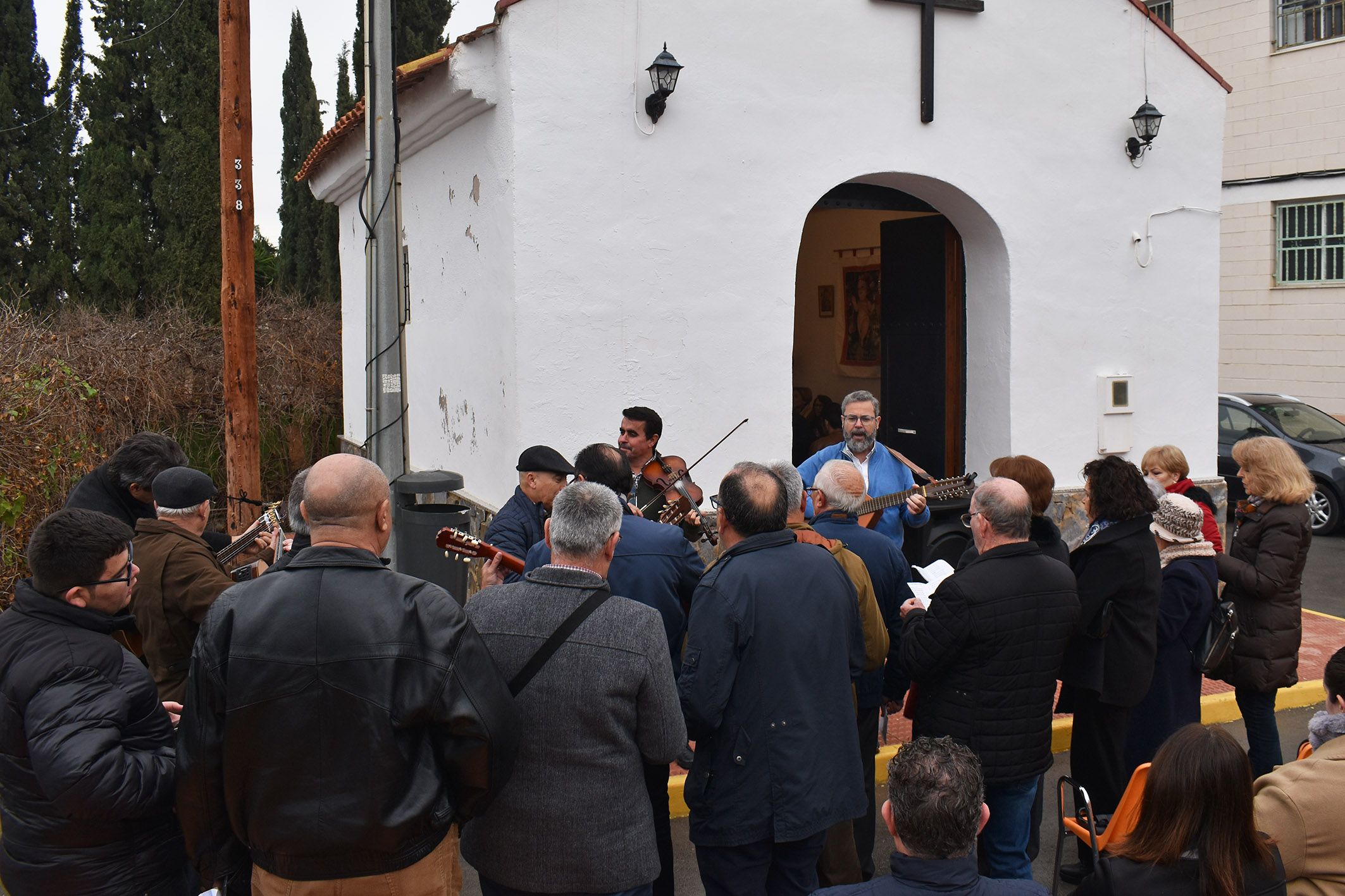 El barrio de San Pedro disfruta de una misa de Reyes Magos cantada por la campana de auroros torreña