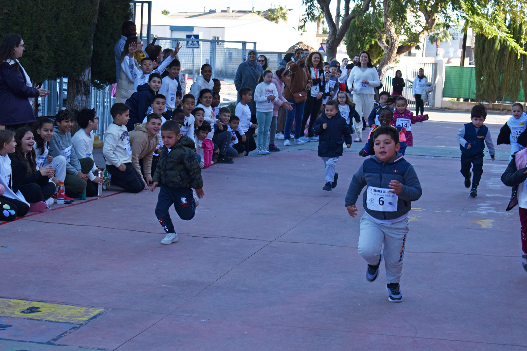 El colegio Vista Alegre celebra el día de la paz corriendo y recauda fondos para el colegio L'Horta de Paiporta