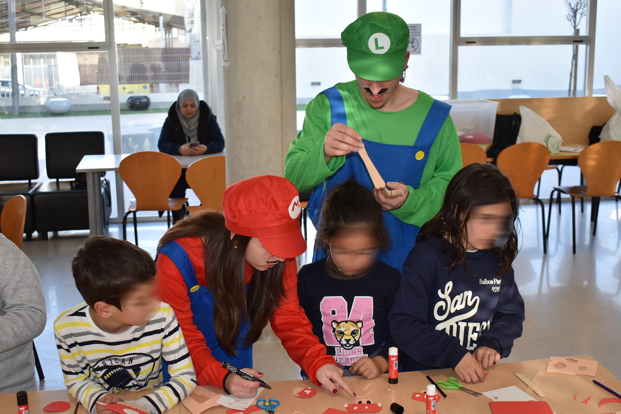 La Concejalía de Cultura celebra un taller gratuito de manualidades a cargo de los Mario Bros