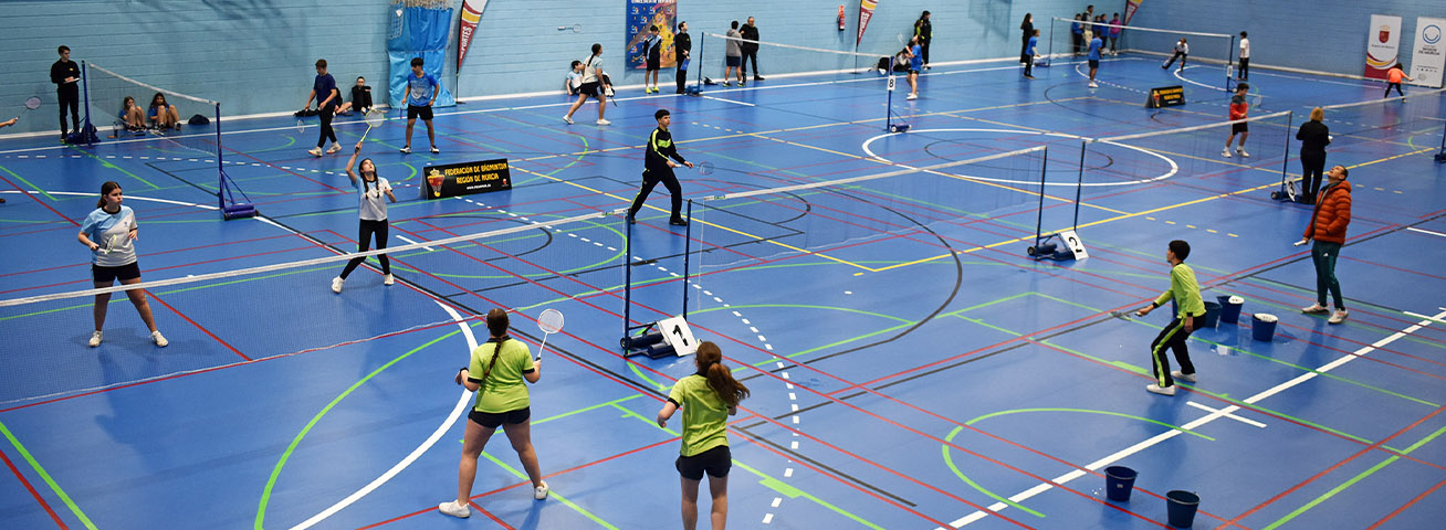 El pabellón municipal Mireia Belmonte acoge la final regional de bádminton del deporte escolar