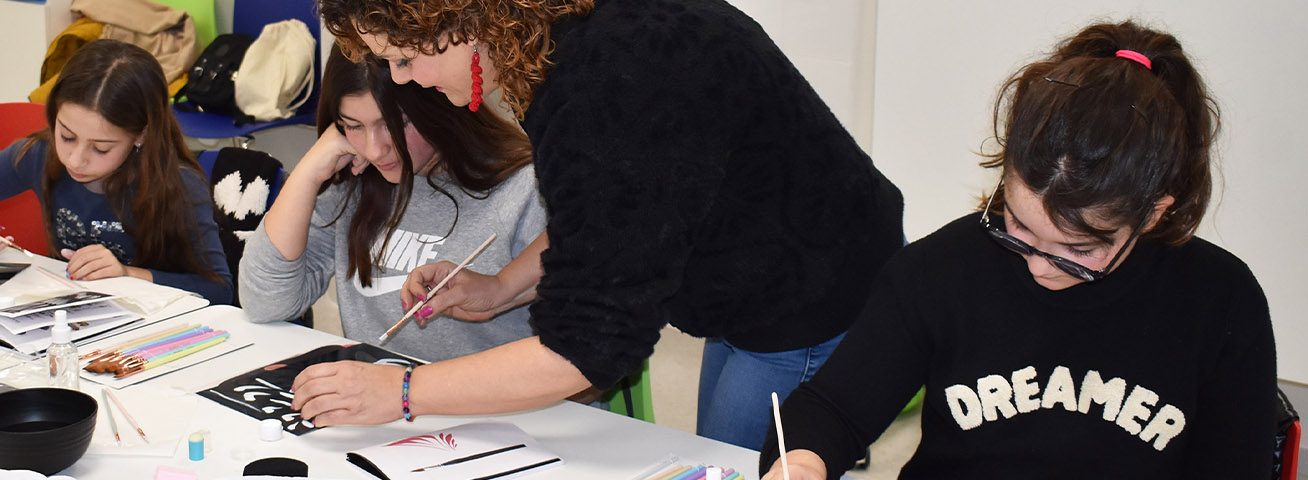 16 jóvenes participan en los talleres gratuitos de caracterización para Carnaval