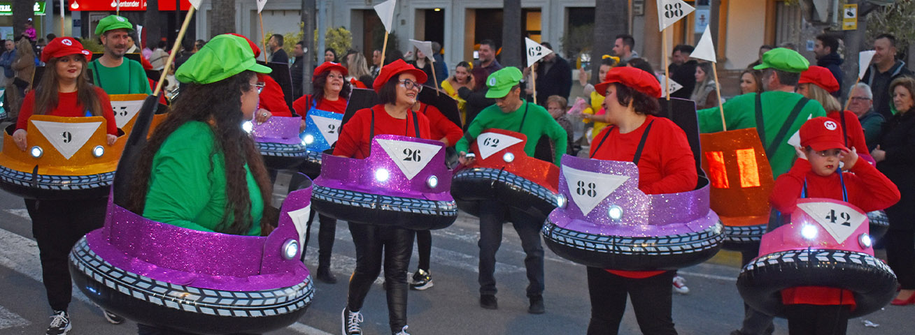 Unas 750 personas, niños y mayores, desfilan en el Carnaval
