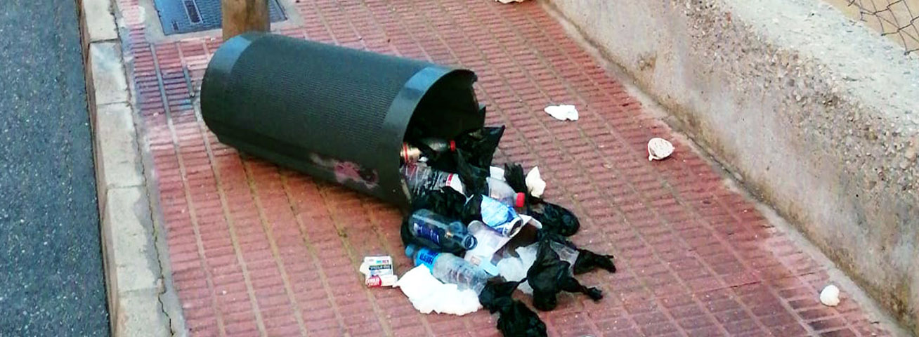 El vandalismo se ceba con las papeleras de Las Torres de Cotillas