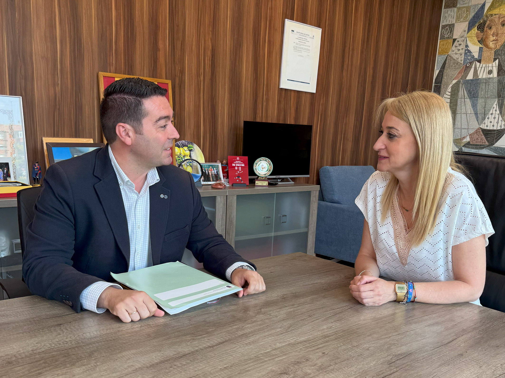 El alcalde Noguera muestra a la delegada del Gobierno su malestar por la demora en la autorización de la consulta ciudadana sobre la planta de biometano