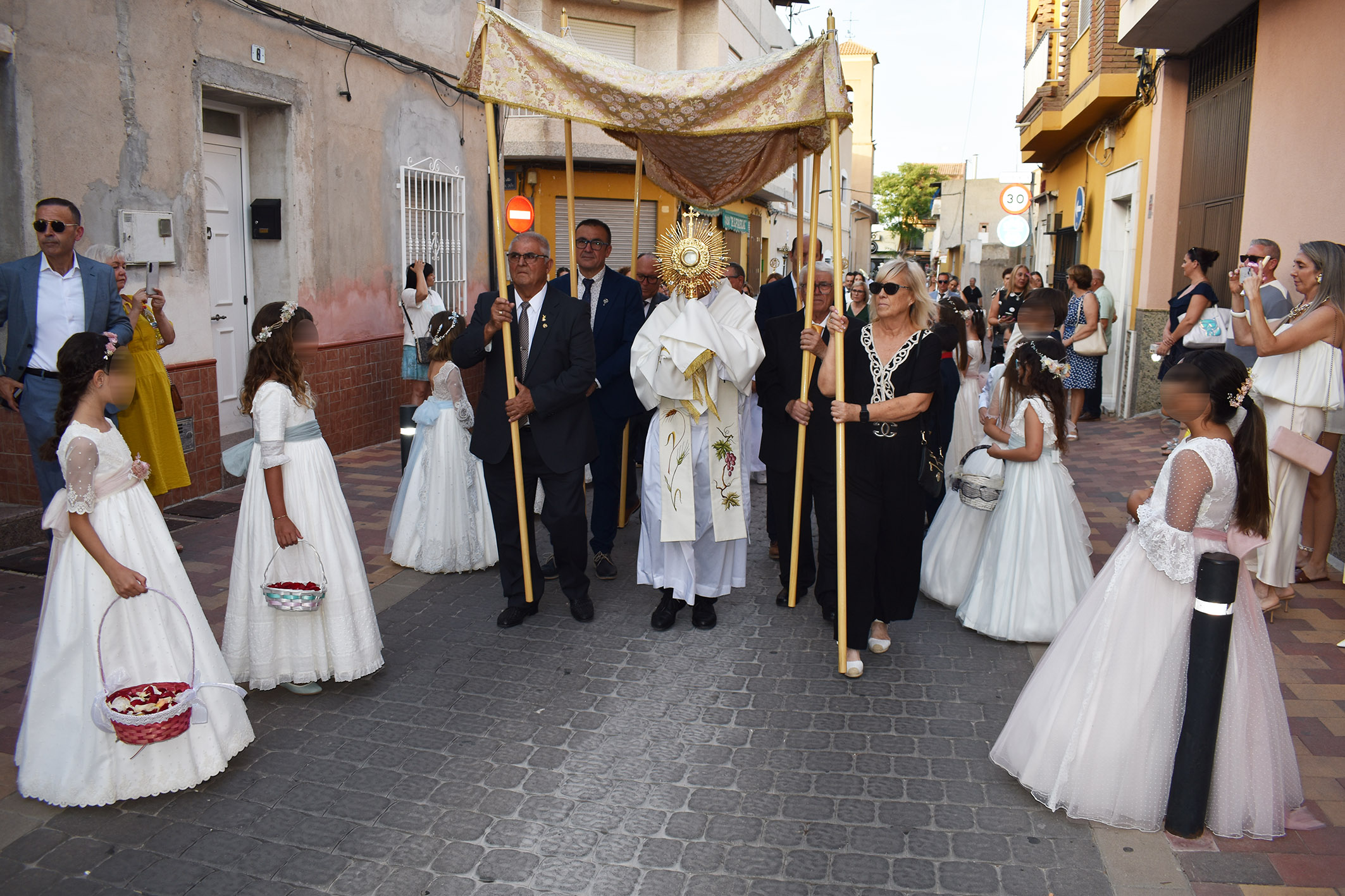 Las calles torreñas se llenan de alegría y devoción en la procesión del Corpus Christi