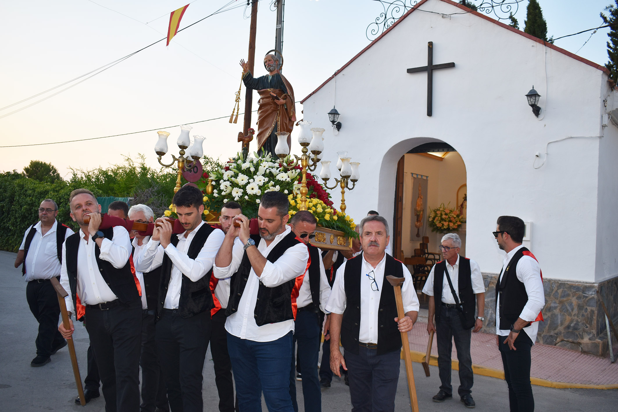 La procesión del patrón pone el colofón a unas fiestas 2025 del barrio de San Pedro marcadas por la diversión y la convivencia