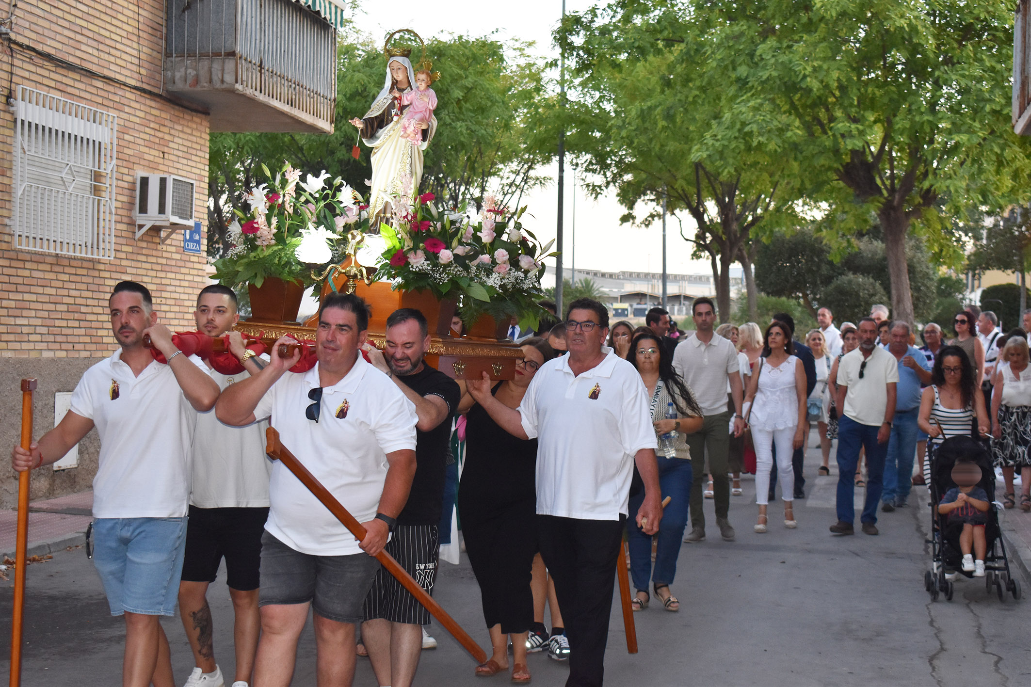 La procesión de la patrona pone el broche de oro a las fiestas del barrio del Carmen