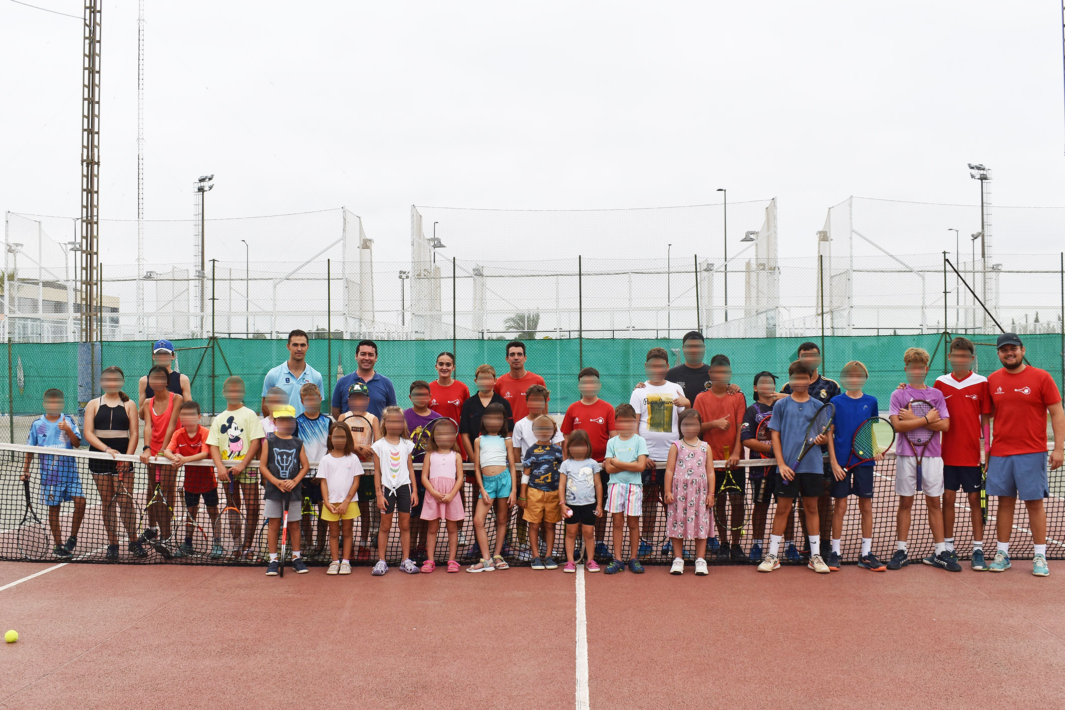 Tenis y otras actividades en la escuela de verano de la asociación Entre Raquetas
