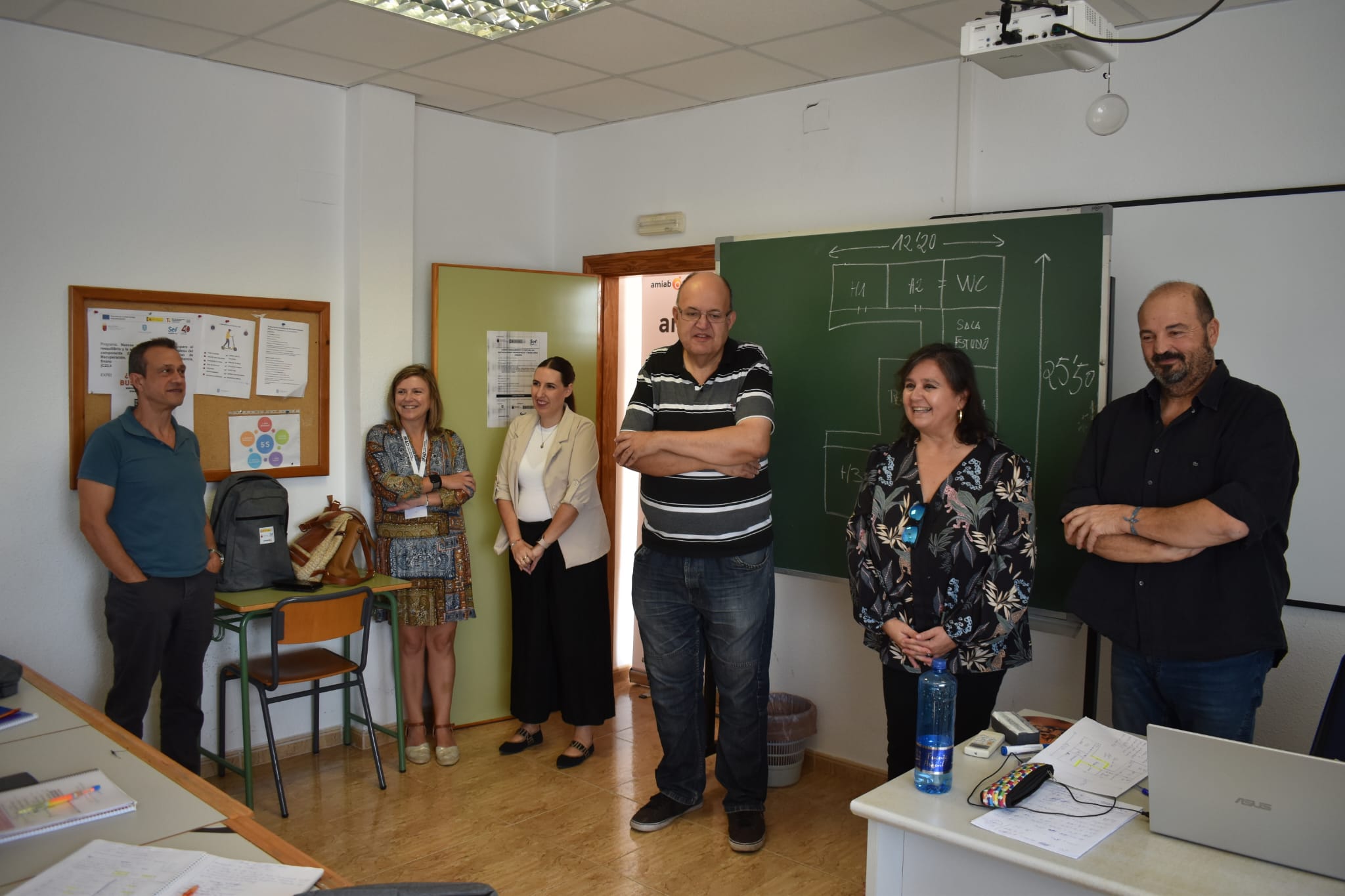 En marcha un curso gratuito de saneamiento y pintura en instalaciones municipales y mobiliario urbano 