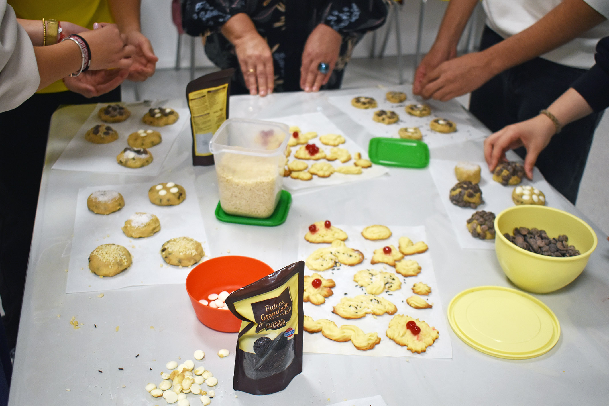 Los adolescentes torreños se lo pasan en grande con un divertido taller gratuito de ‘cookies’ 