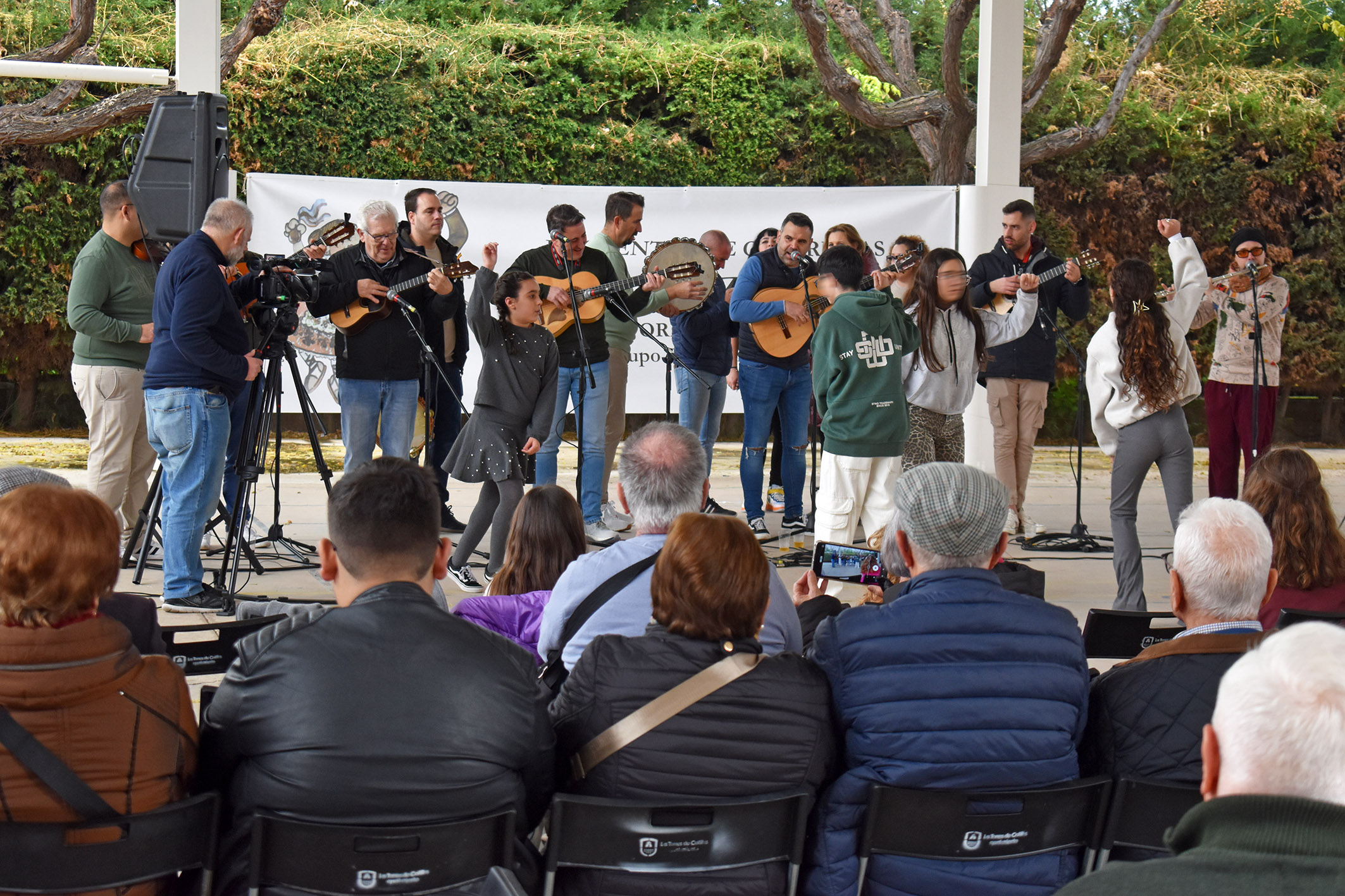 La lluvia no puede con la música y el baile tradicionales del 30º Encuentro de Cuadrillas “José López Asensio” 
