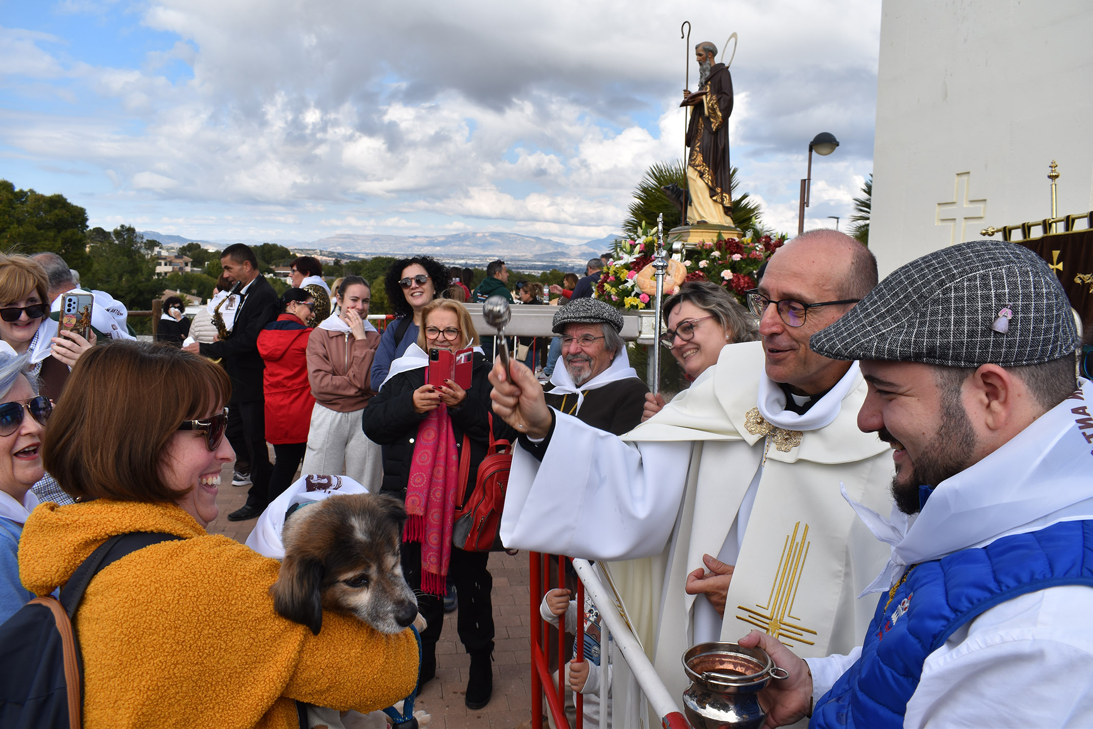San Antón disfruta de su “Día de la Gira” arropado por multitud de fieles