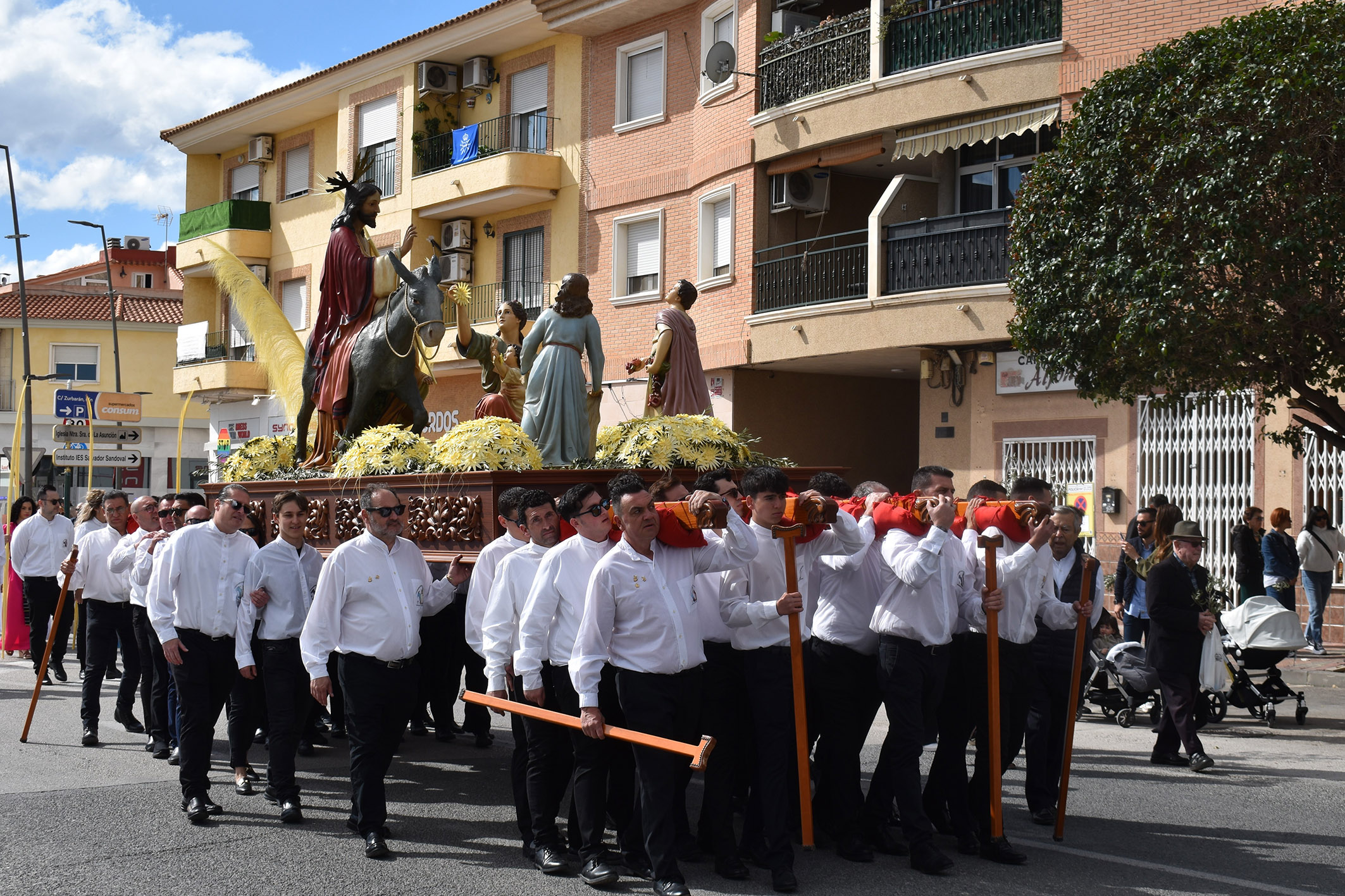 El Domingo de Ramos disfruta de una procesión conjunta de las dos parroquias locales