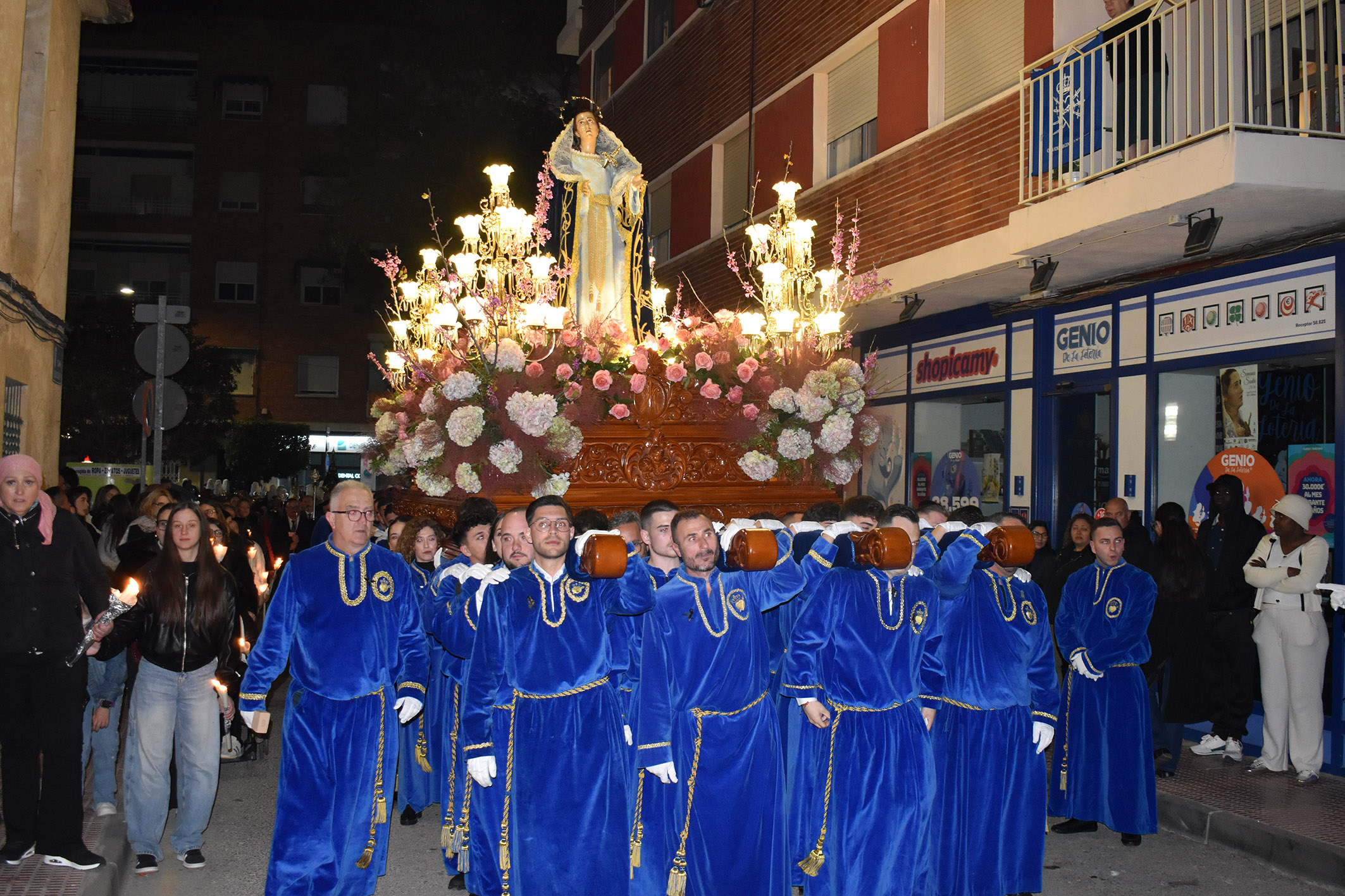 Las Torres de Cotillas se rinde a su Dolorosa en una noche de azul, blanco y devoción