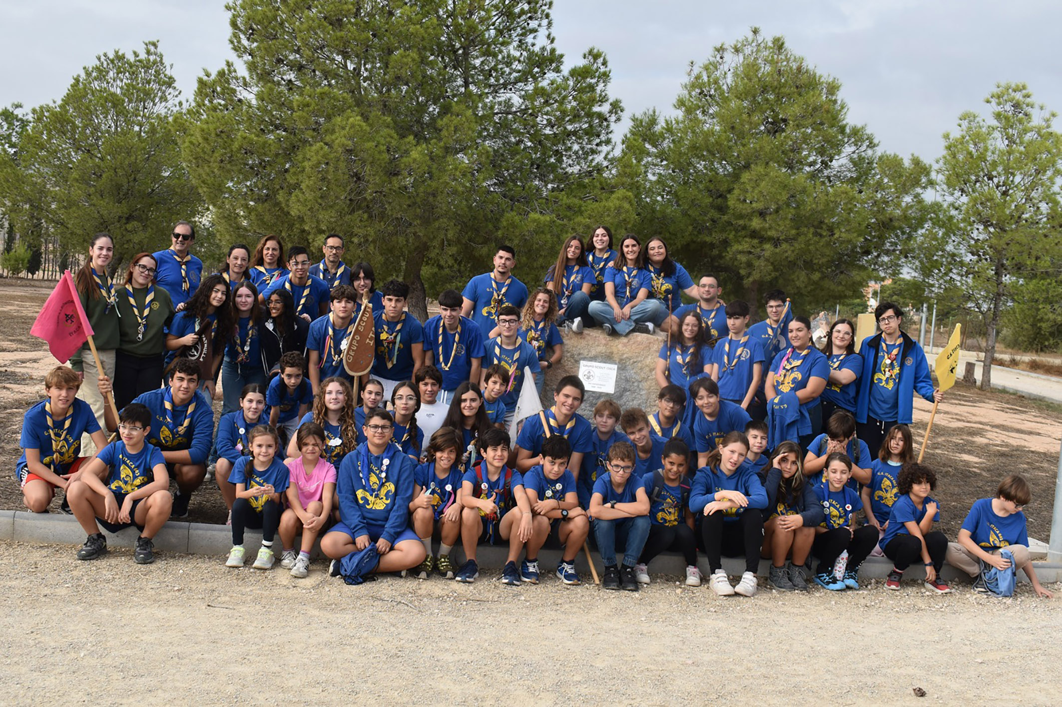 El grupo scout Ítaca celebra su 25º aniversario con una placa conmemorativa en el parque de la Antena 