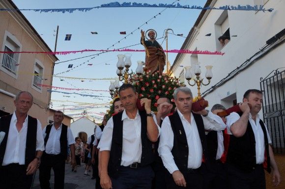 El barrio de San Pedro torre+¦o homenaje+¦ a su patr+¦n en sus tradicionales fiestas - procesi+¦n3