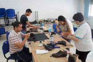 Arrranca por tercer año en Las Torres de Cotillas un taller de zapatero remendón de “Proyecto Abraham”3