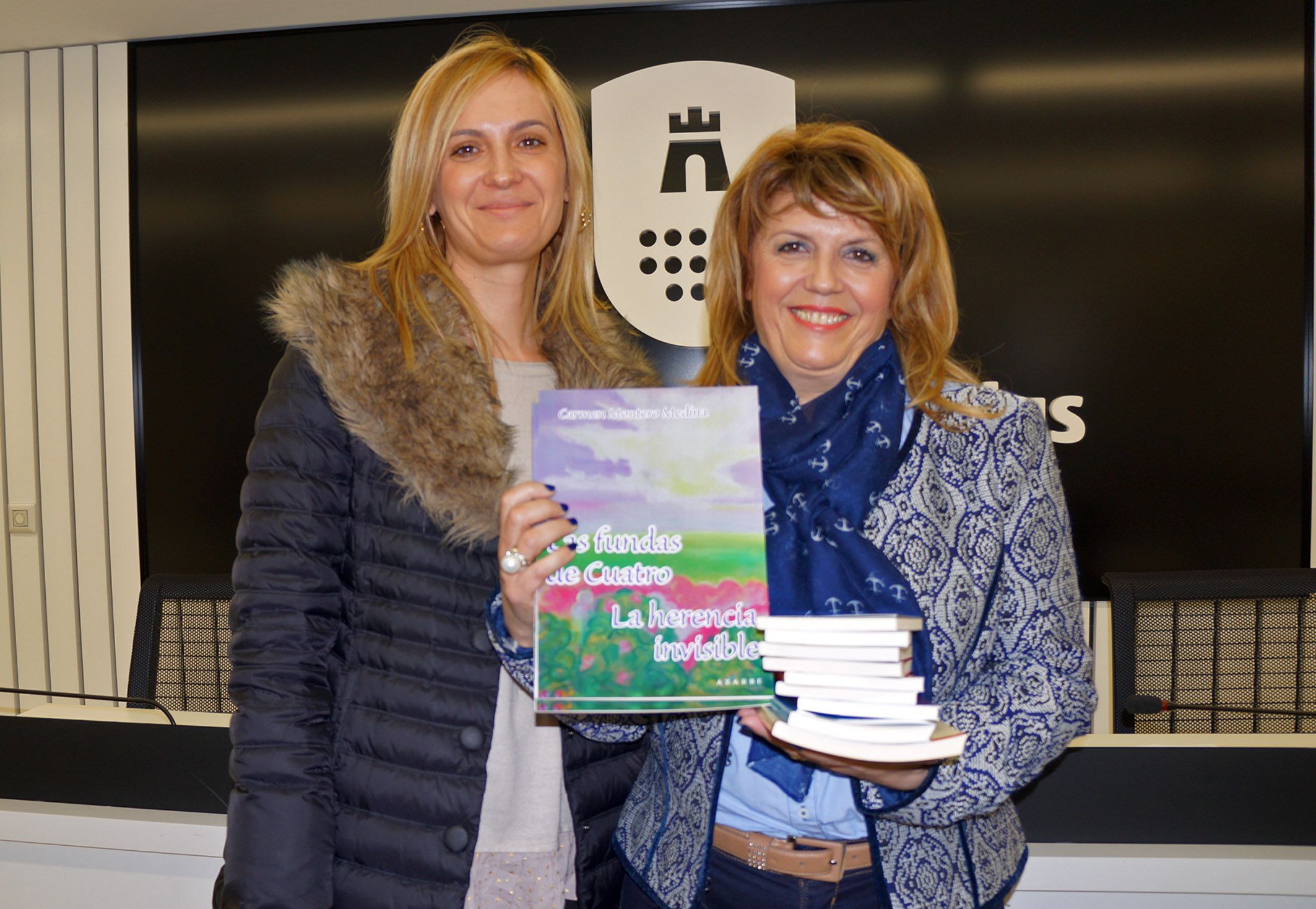 La “Fundación Carmen Montero Medina” dona libros a la AECC torreña