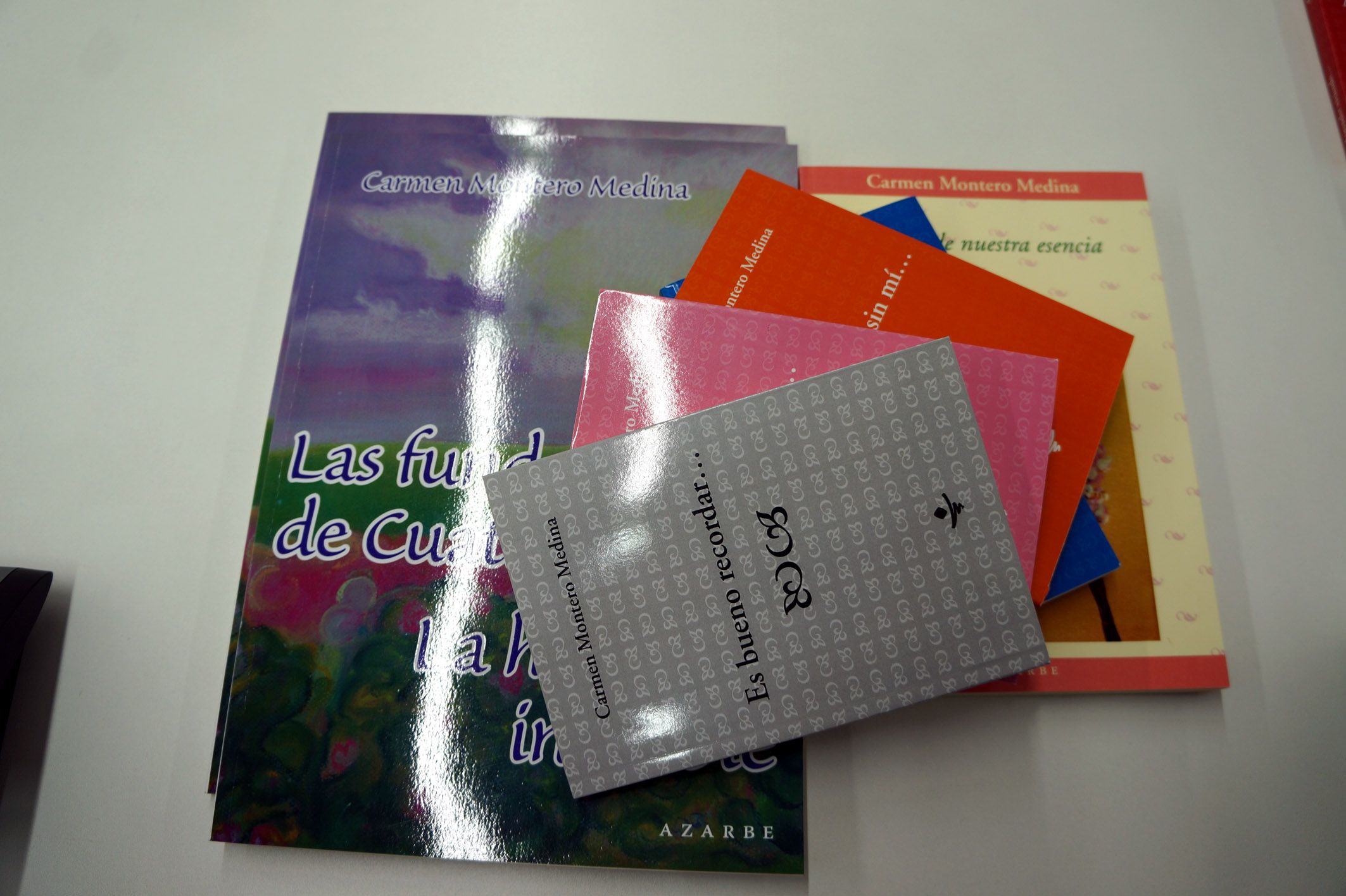 La “Fundación Carmen Montero Medina” dona libros a la AECC torreña3
