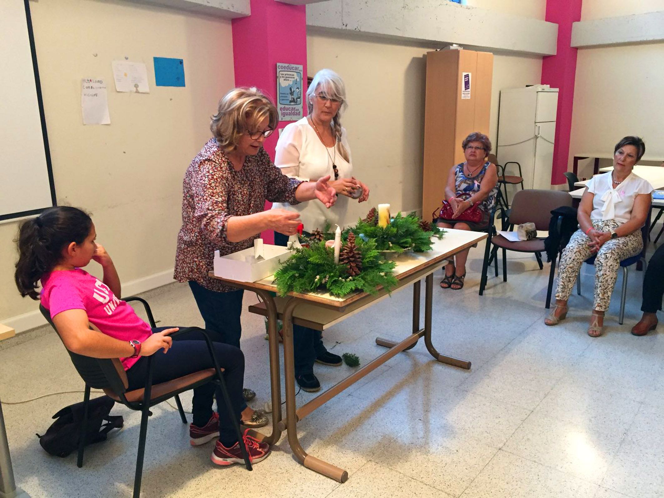 las-mujeres-de-la-asociacion-isabel-gonzalez-aprenden-a-hacer-centros-de-mesa-y-decoracion-de-navidad-con-flores