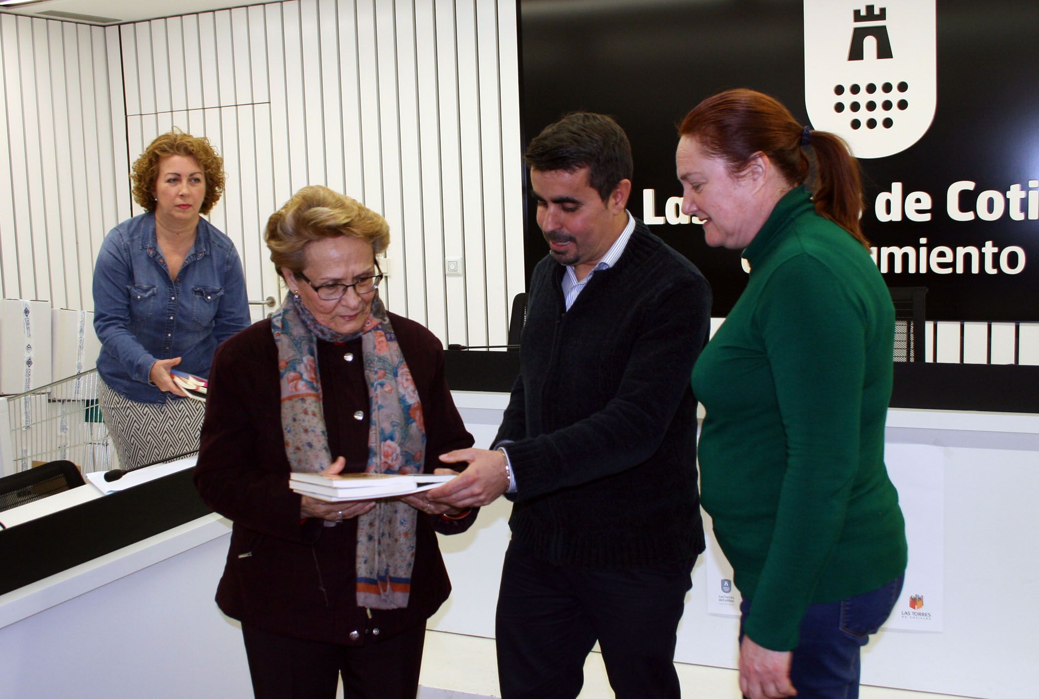 La “Fundación Carmen Montero” sigue con sus donaciones literarias a las asociaciones culturales de Las Torres de Cotillas