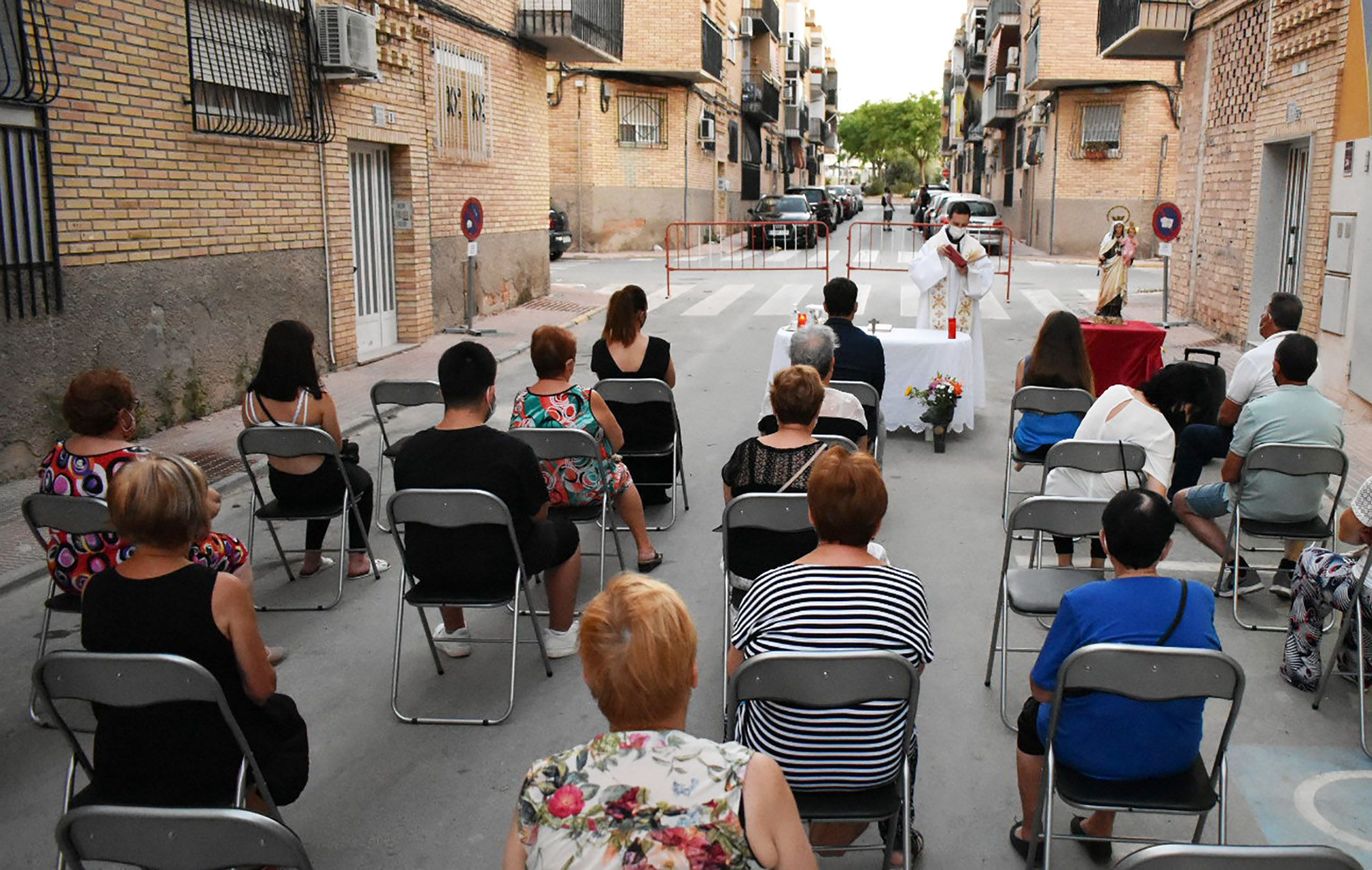 El barrio del Carmen homenajea a su patrona con una misa al aire libre4