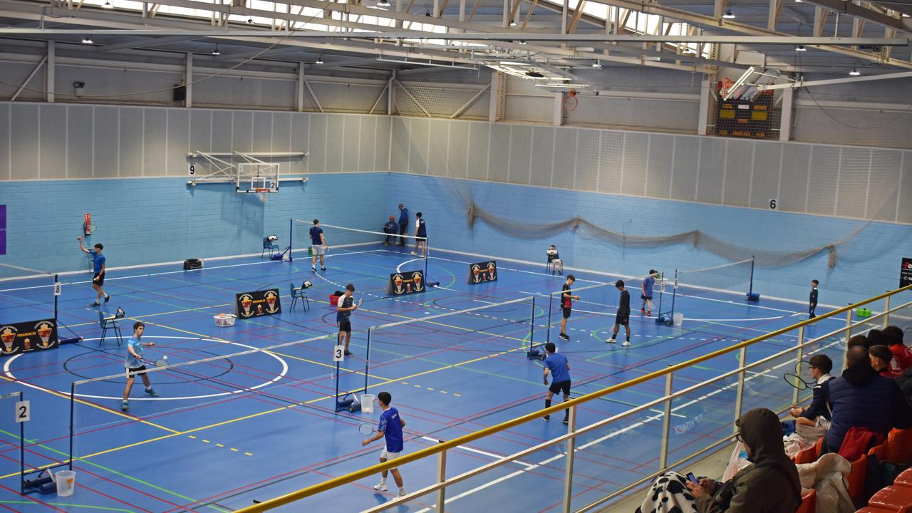 El Bádminton Las Torres brilla como anfitrión en el máster territorial celebrado en el pabellón Mireia Belmonte
