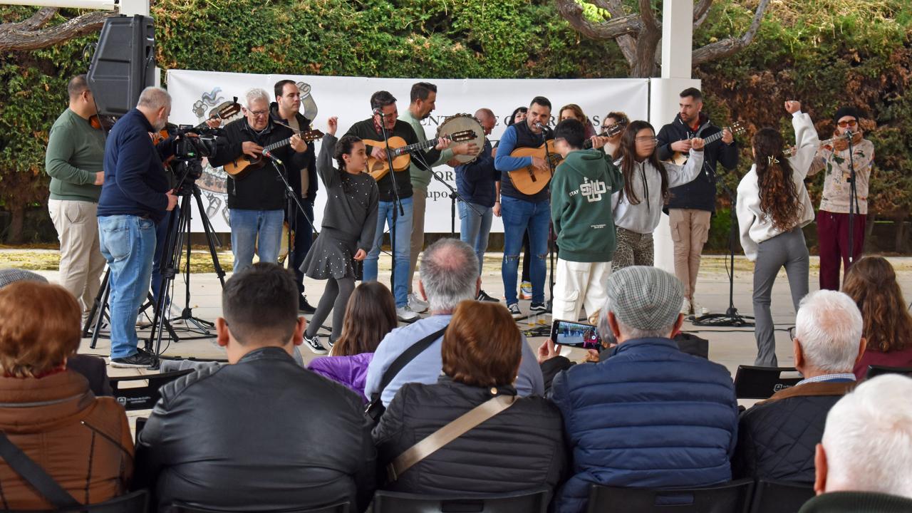 La lluvia no puede con la música y el baile tradicionales del 30º Encuentro de Cuadrillas “José López Asensio”