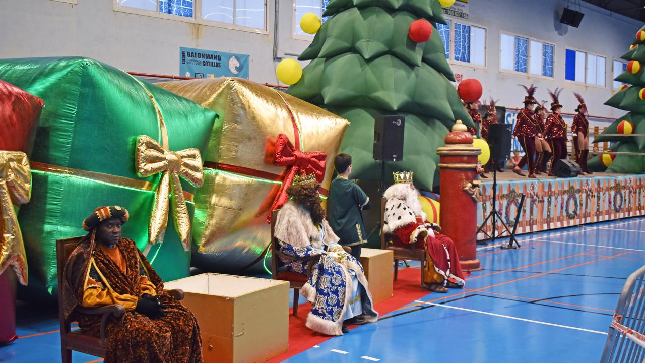 Los Reyes Magos protagonizan una gran fiesta en el pabellón municipal