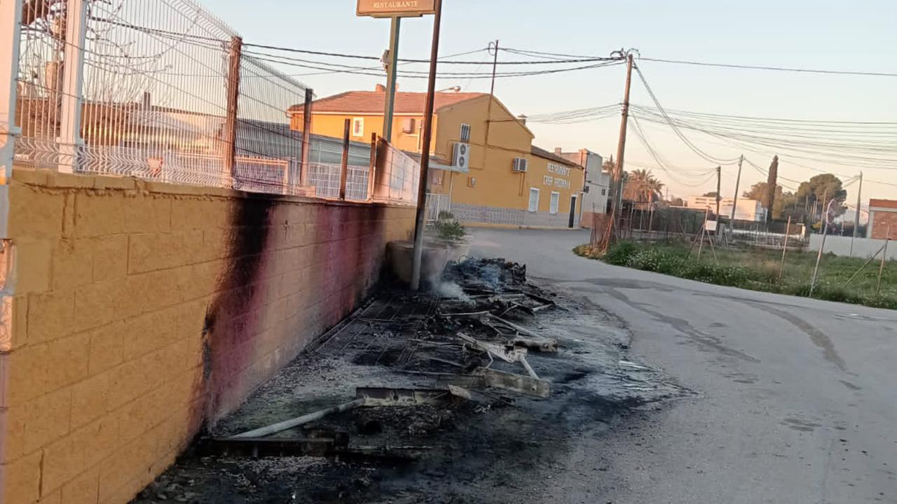 Actos vandálicos provocan daños en contenedores, jardines y mobiliario urbano