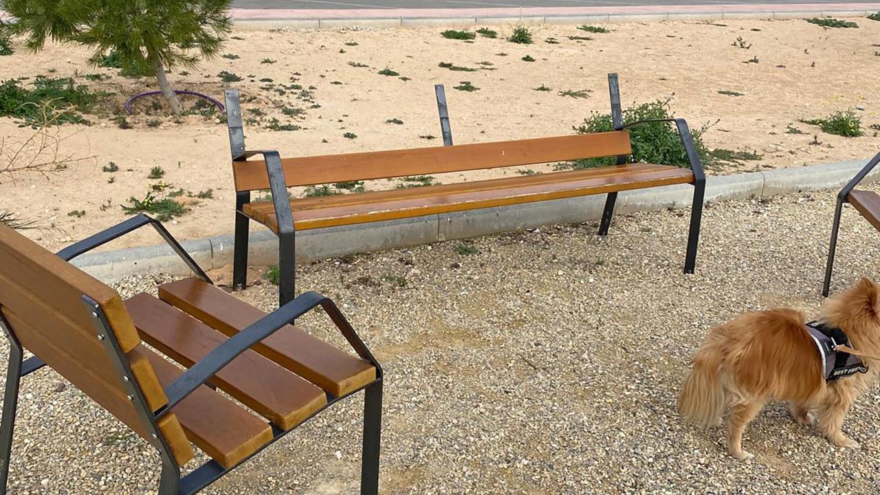 El vandalismo golpea el Parque de la Antena con la rotura de mobiliario urbano