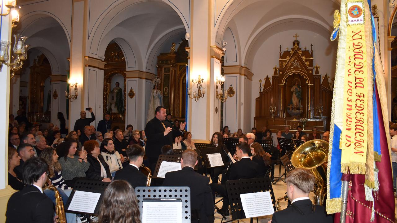 La banda y el coro de la asociación Amigos de la Música anuncian la Semana Santa con su tradicional concierto