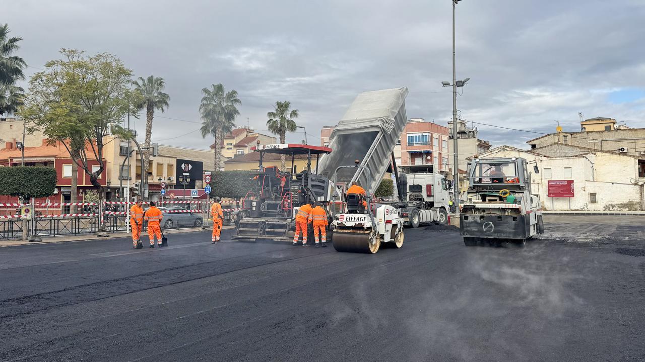 Las obras de mejora de accesibilidad y ordenación del tráfico en la explanada Maestro Ángel Palazón, en su recta final