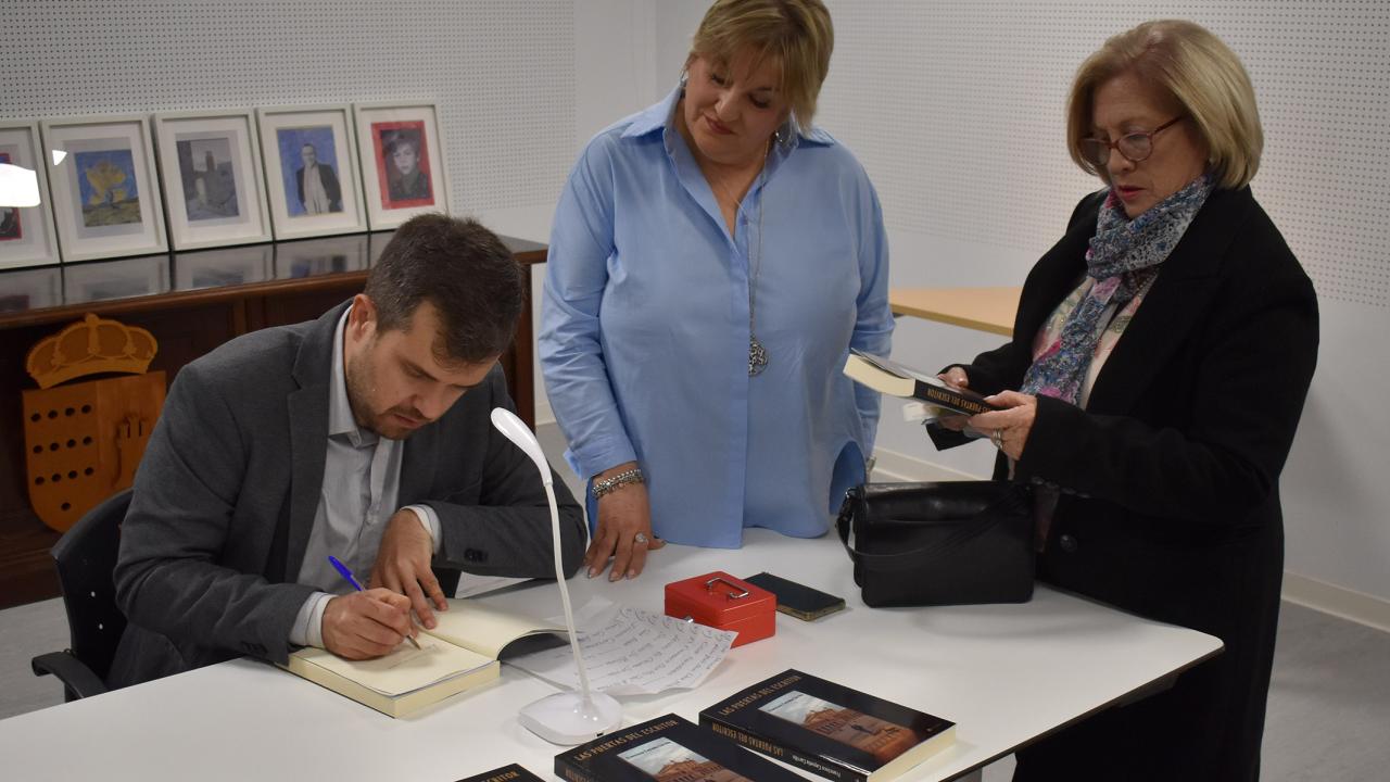Recital poético de Francisco Cayuela con su libro “Las Puertas del Escritor”