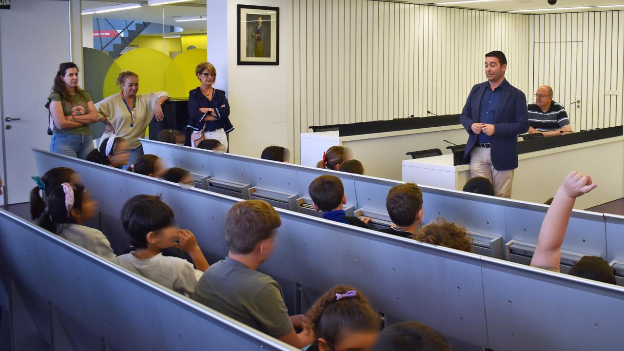 Los alumnos del colegio San José conocen primera mano el funcionamiento de su Ayuntamiento