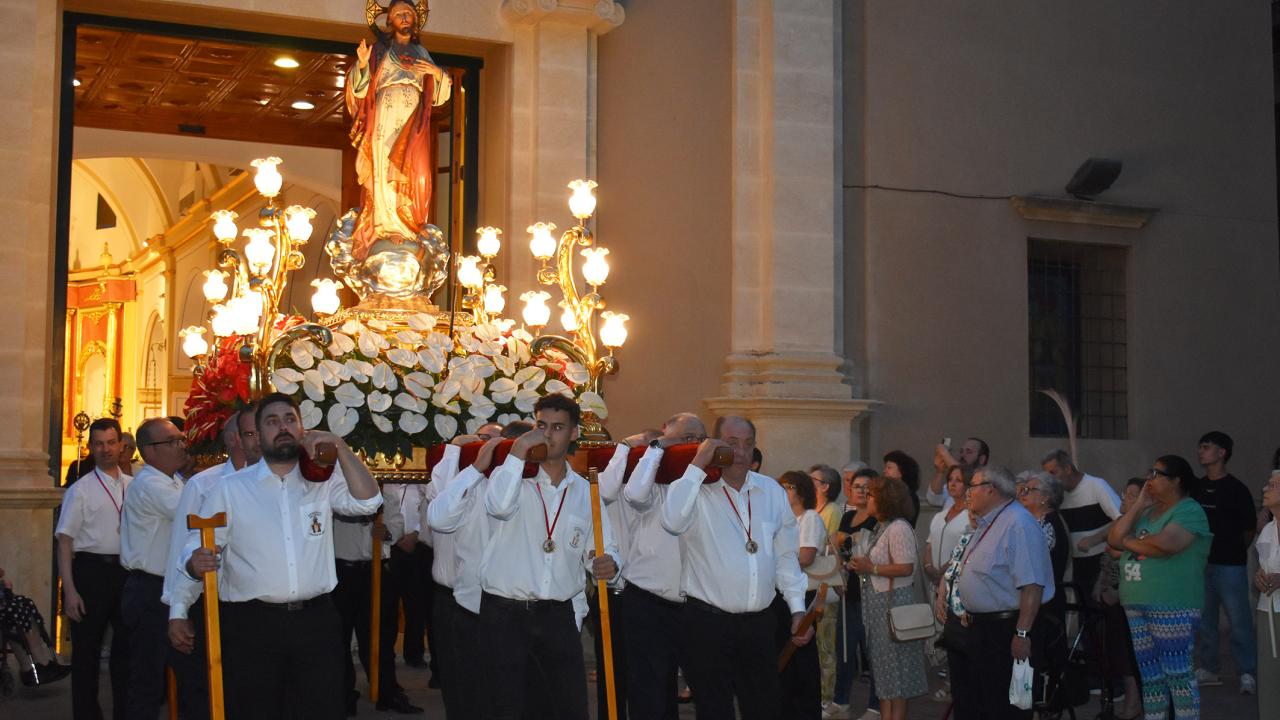 Cientos de fieles acompañan al Sagrado Corazón de Jesús en su tradicional procesión