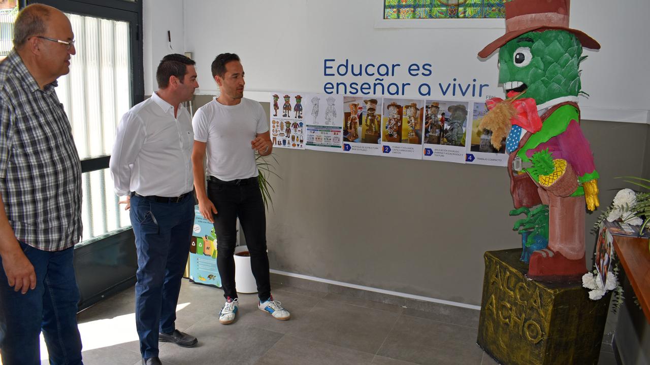 El alcalde Noguera visita la gran escultura "El Resurgir del Dima Fénix" del colegio Divino Maestro