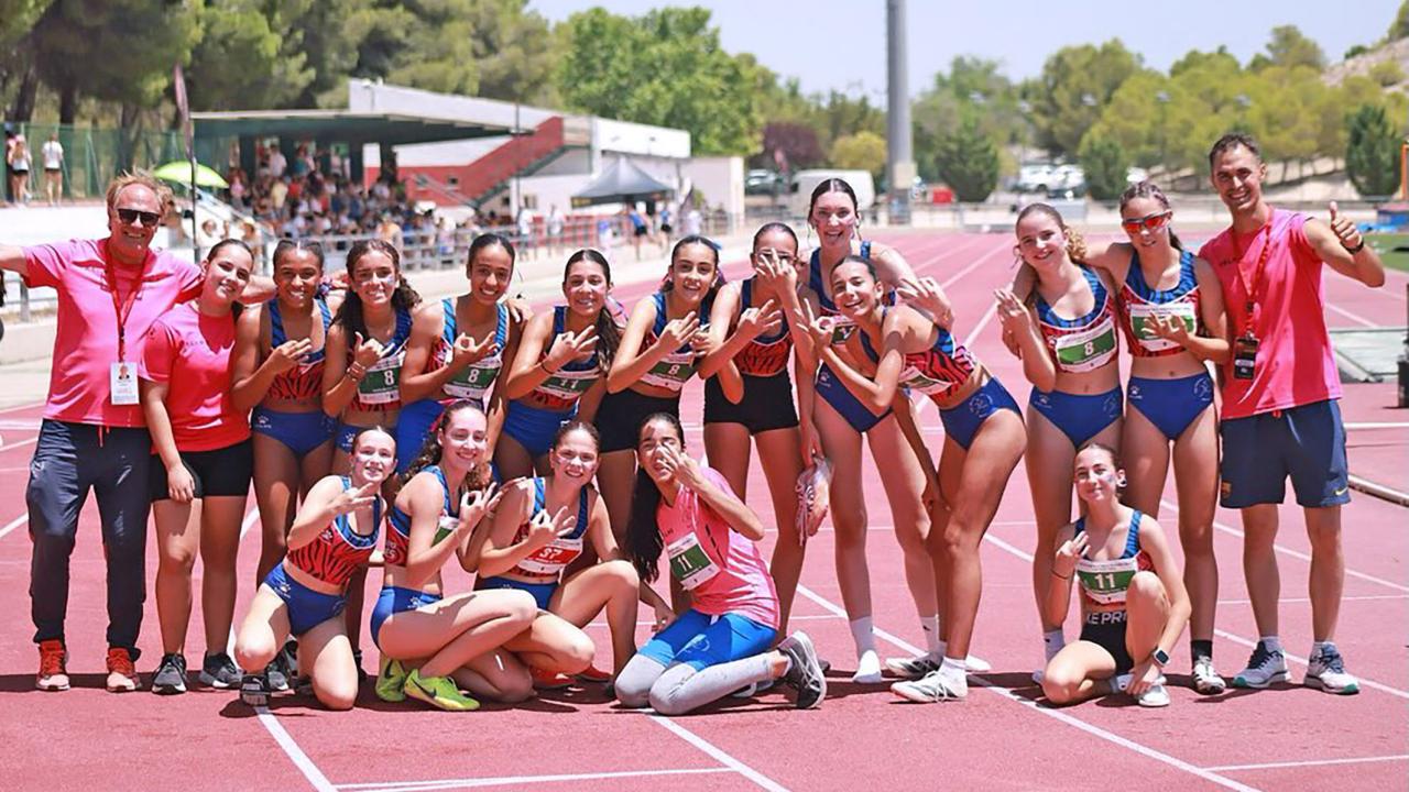 El equipo femenino del Atletismo Las Torres, campeón regional sub-16 de clubes