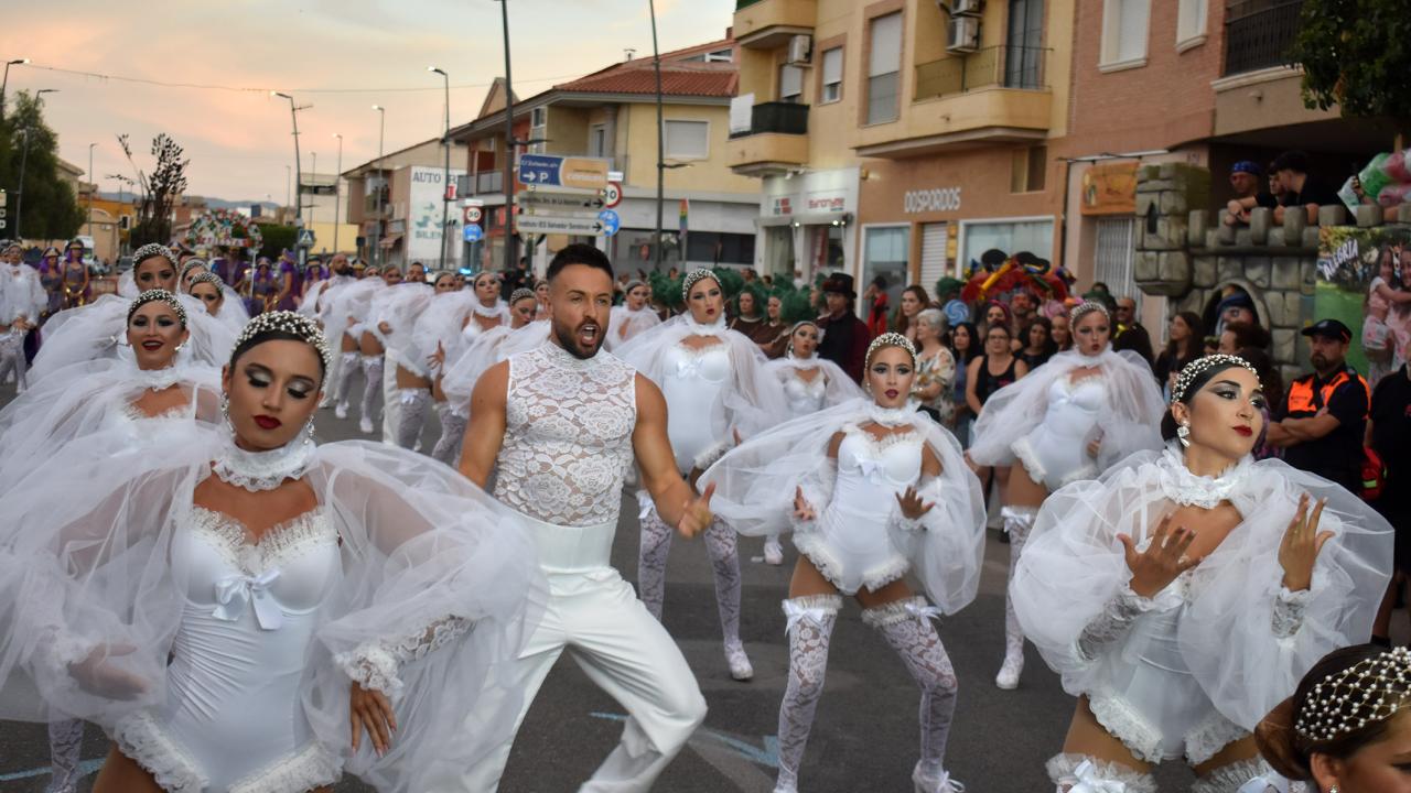 El desfile de carrozas y comparsas desborda de imaginación las fiestas patronales 2026