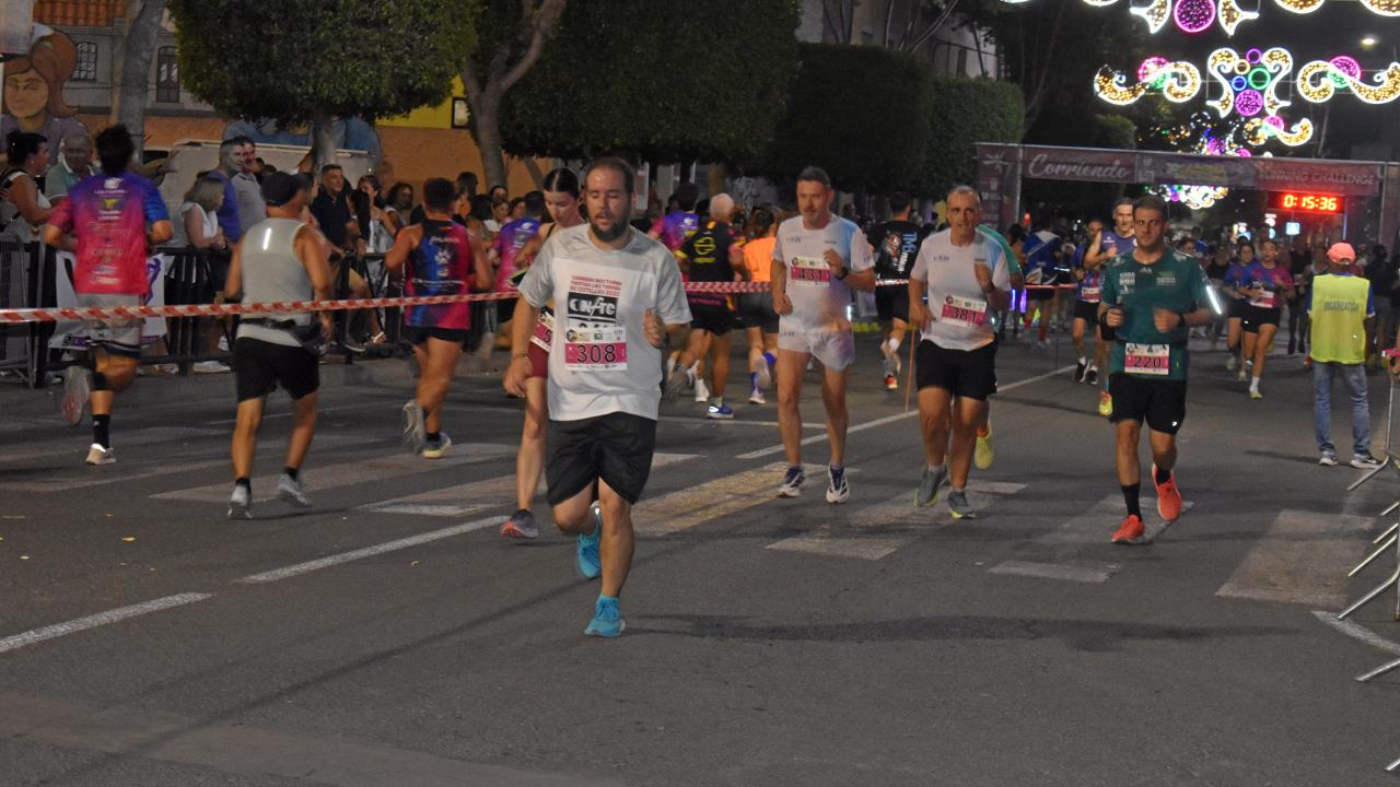 765 atletas disfrutan del deporte y el buen ambiente en la 30 Carrera Nocturna de las fiestas torreñas
