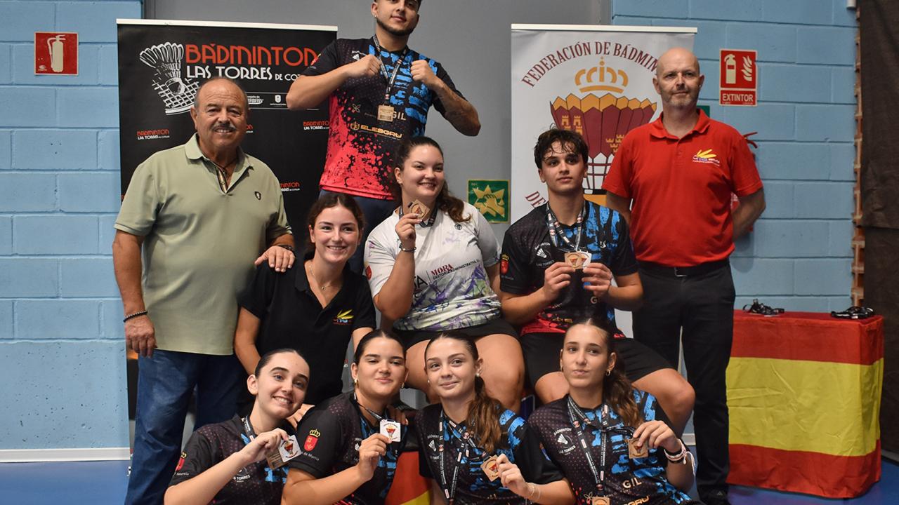 El Bádminton Las Torres triunfa en casa con ocho títulos en el TTR regional