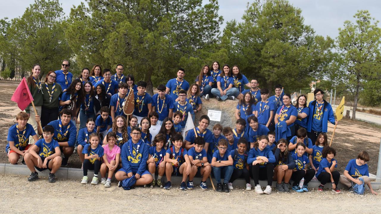 El grupo scout Ítaca celebra su 25º aniversario con una placa conmemorativa en el parque de la Antena
