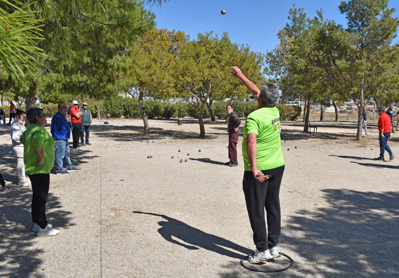Las pistas municipales San Jorge acogieron un Open de Petanca a beneficio de la asociación On-Off Parkinson