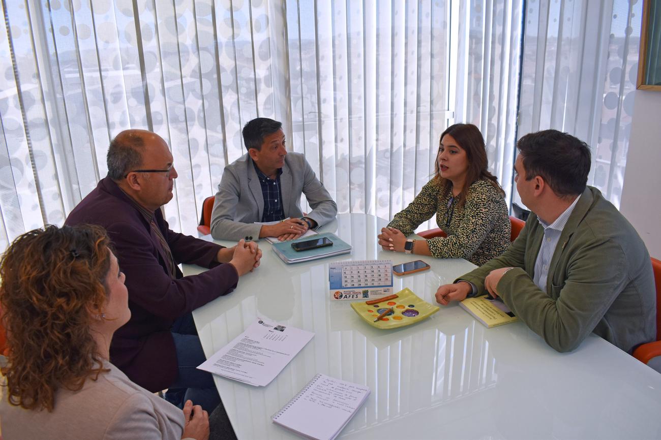 El Ayuntamiento torreño se informa del Plan de Juventud del Gobierno regional 